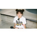 camiseta infantil branca com estampa dos minions vestidos de beatles em fundo branco